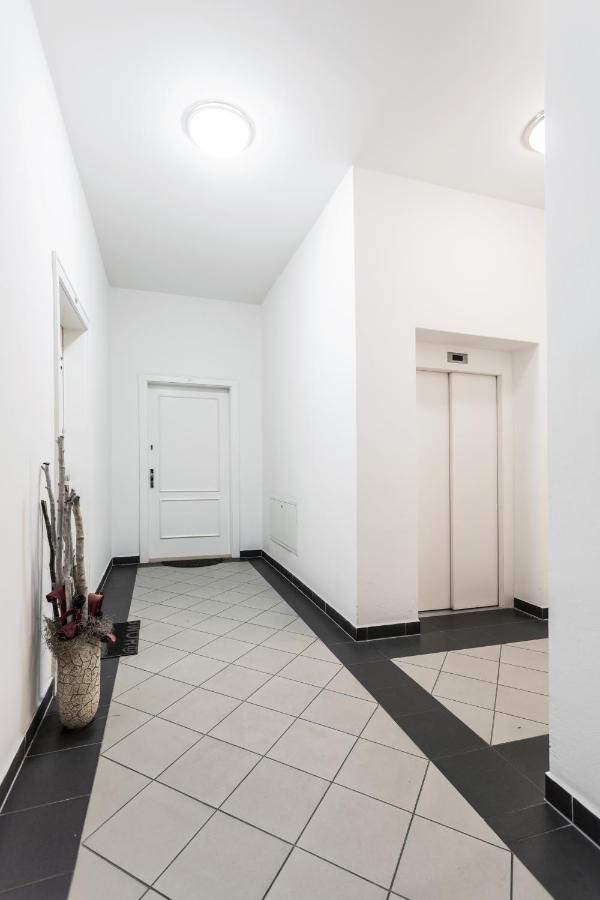 Apartma Linda 1880 การ์โลวีวารี ภายนอก รูปภาพ